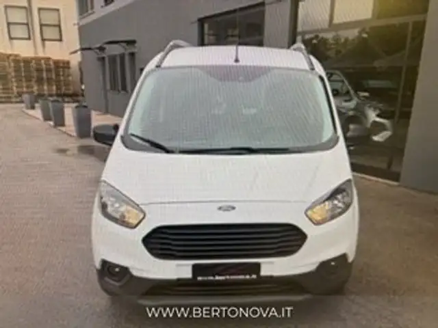 Ford Transit Courier view 6