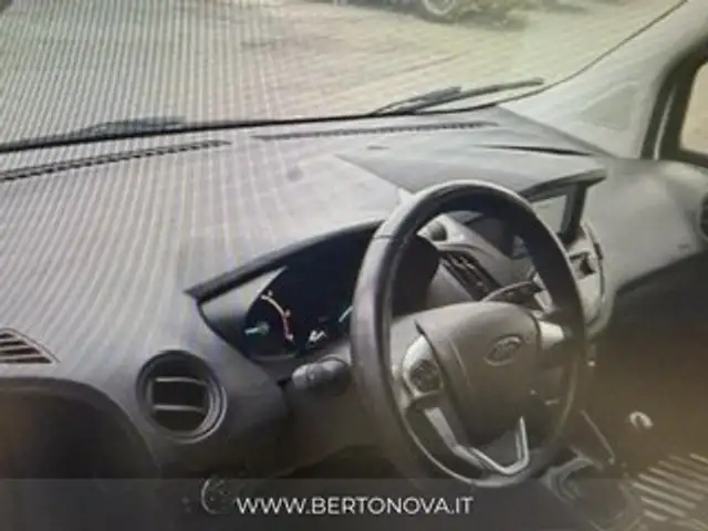 Ford Transit Courier view 10
