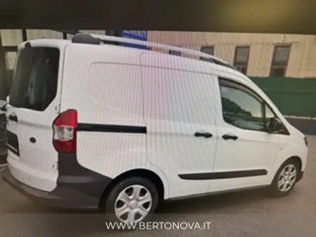 Ford Transit Courier view 5
