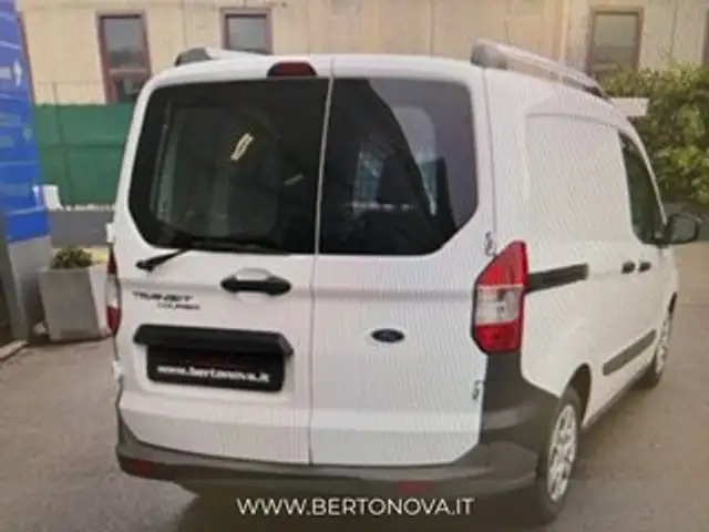 Ford Transit Courier view 3
