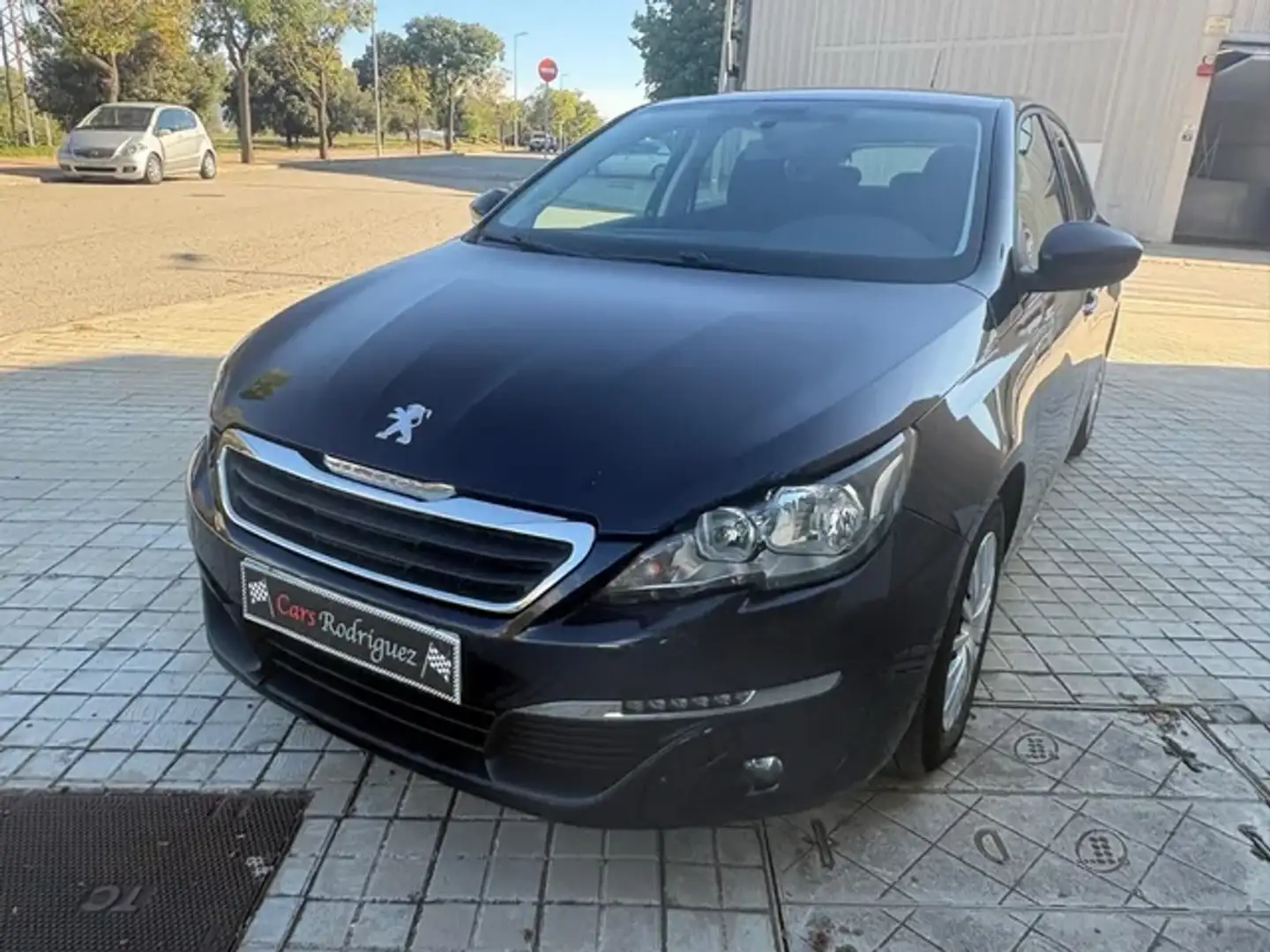 Peugeot 308 1.2 PureTech S&S Access 110 Noir - 1