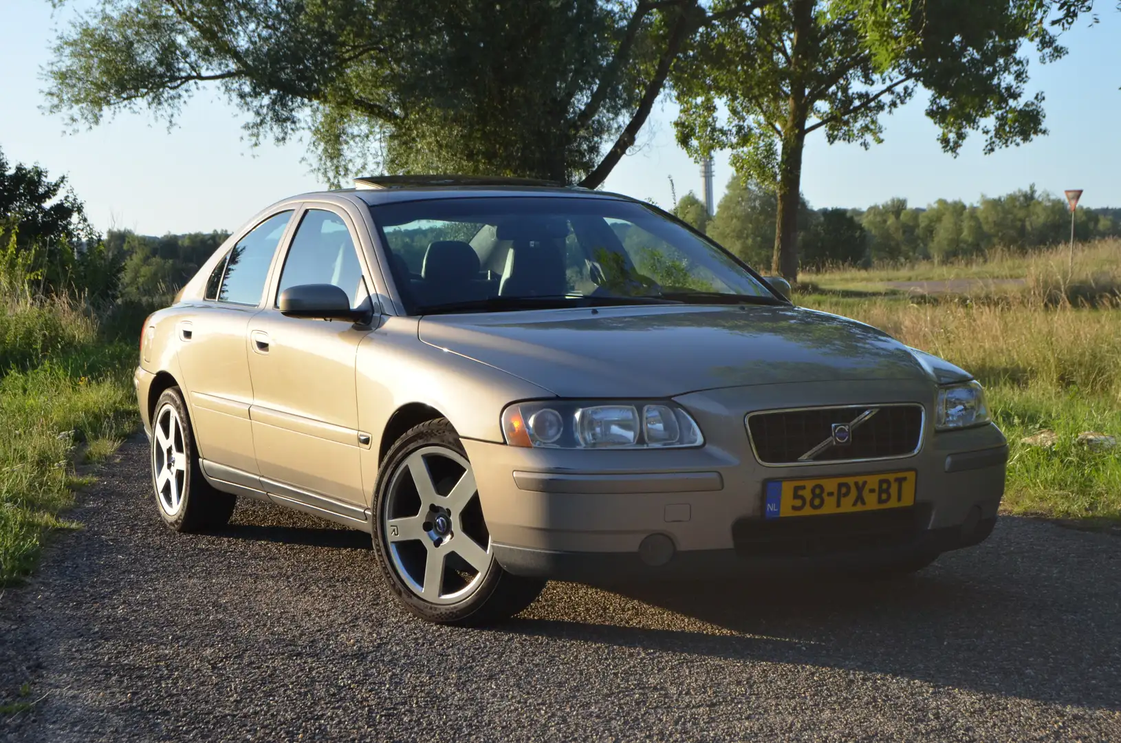 Volvo S60 2.4 Kinetic - AUTOMAAT R-Velgen, Subwoofer, etc. Beige - 1