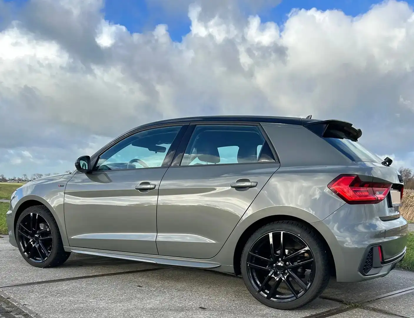 Audi A1 30 TFSI Pro S-line Grijs - 2
