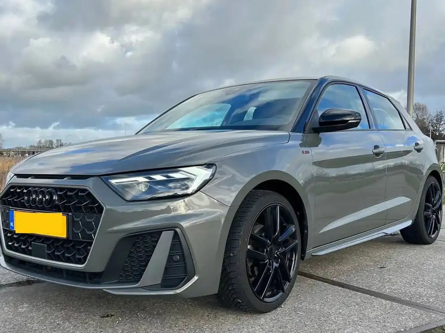 Audi A1 30 TFSI Pro S-line Grijs - 1