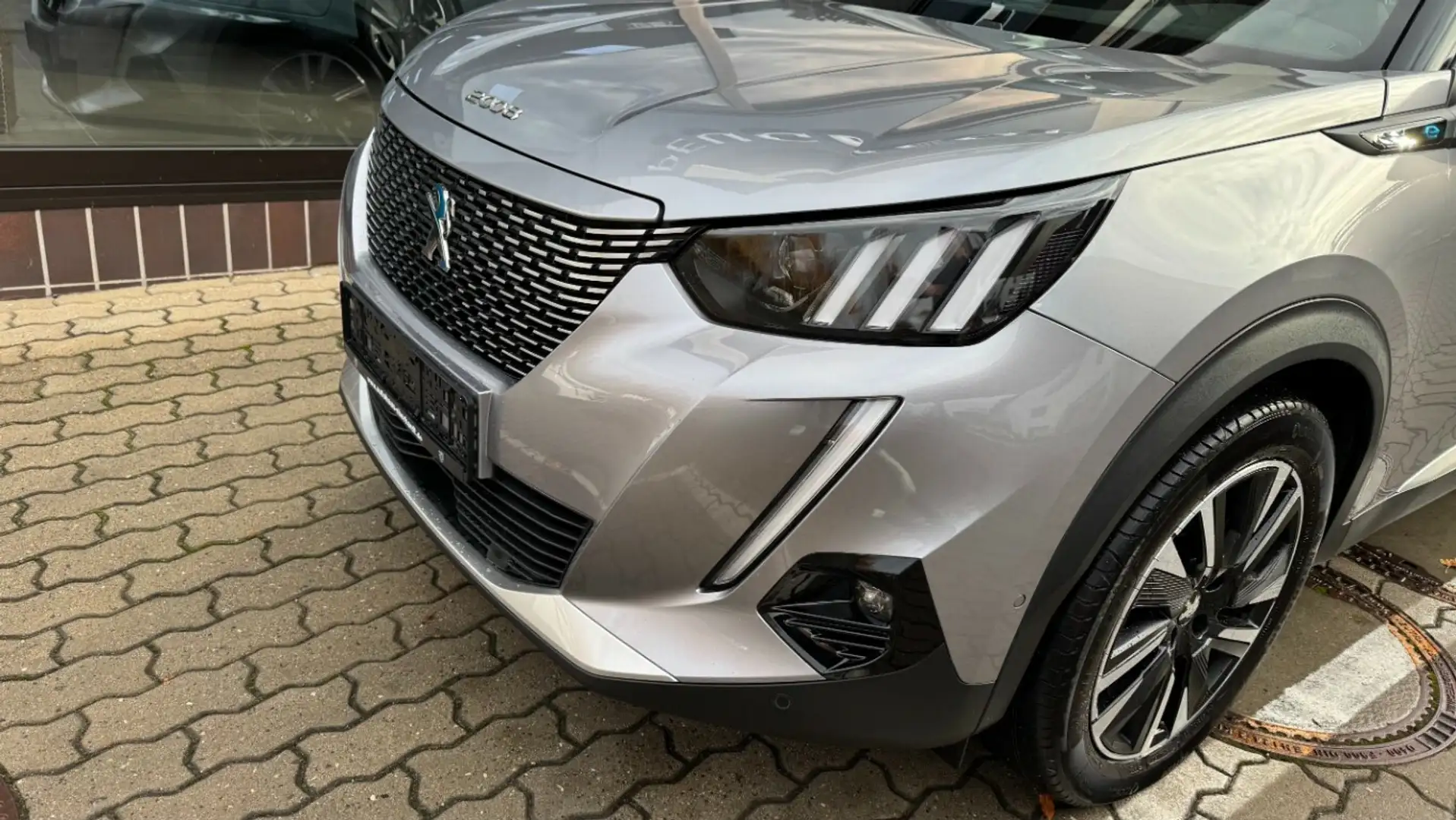 Peugeot e-2008 GT Pack ELEKTRO Silber - 2
