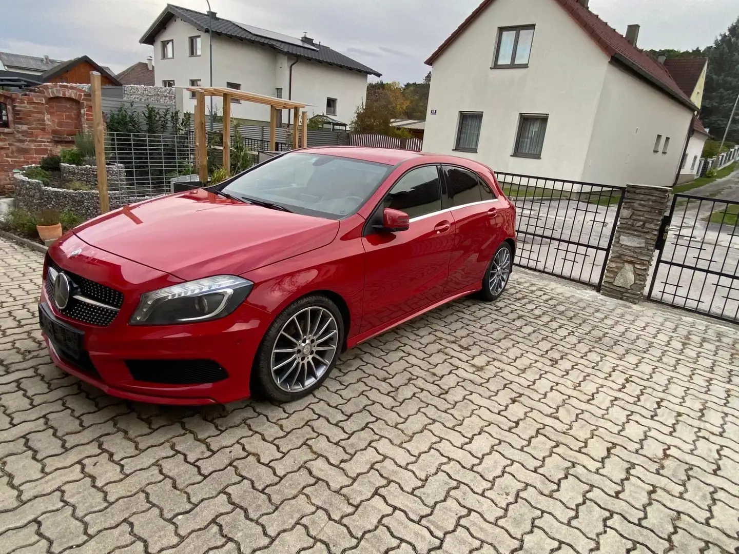 Mercedes-Benz A 180 AMG Line Vollausstattung Red - 1