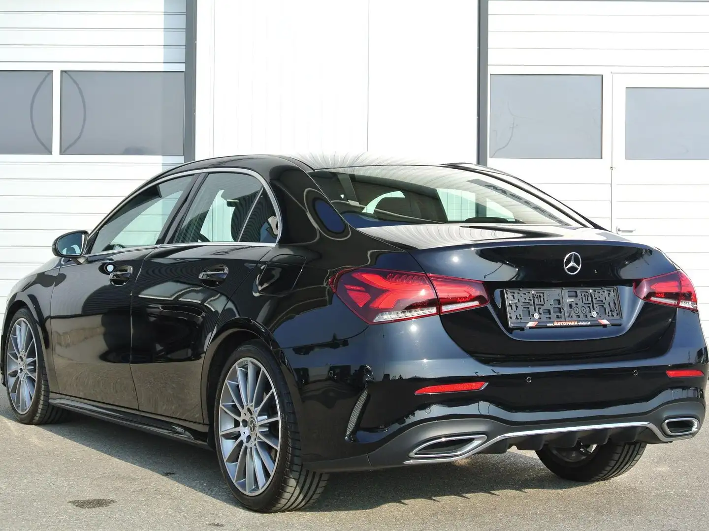 Mercedes-Benz A 180 Limousine Aut. ** AMG-Line **LEDER* LED * virt. CP Schwarz - 2