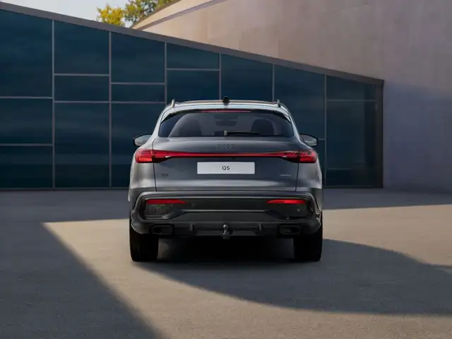 Audi Q5 view 4