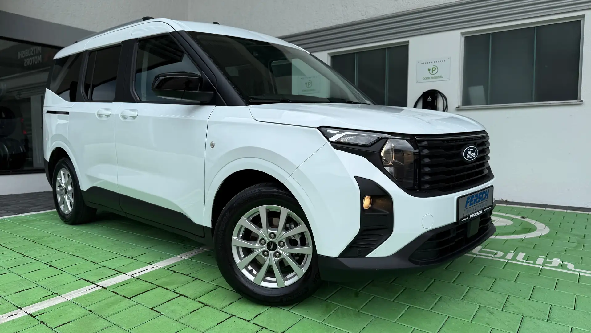 Ford Tourneo Courier 1.0 Titanium m. 16" Alu, SYNC u. Freisprecheinr. Wit - 1