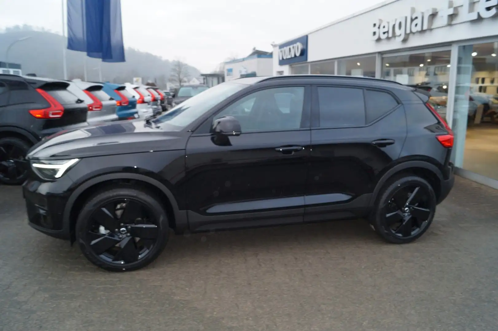 Volvo XC40 B3 Benzin 2WD Black Edit.DKG/AHK/Stndh/Pano Schwarz - 2