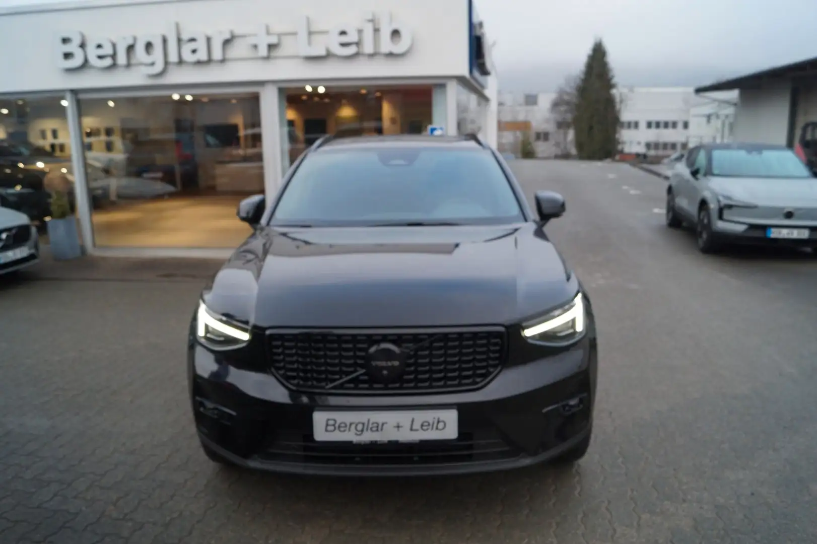 Volvo XC40 B3 Benzin 2WD Black Edit.DKG/AHK/Stndh/Pano Schwarz - 1