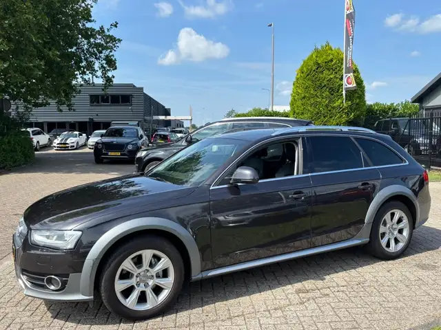 Audi A4 view 4