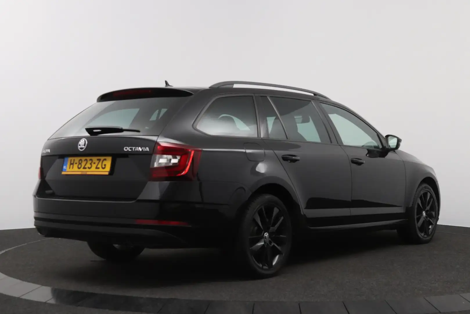 Skoda Octavia Combi 1.0 TSI Greentech Sport Business Zwart - 2