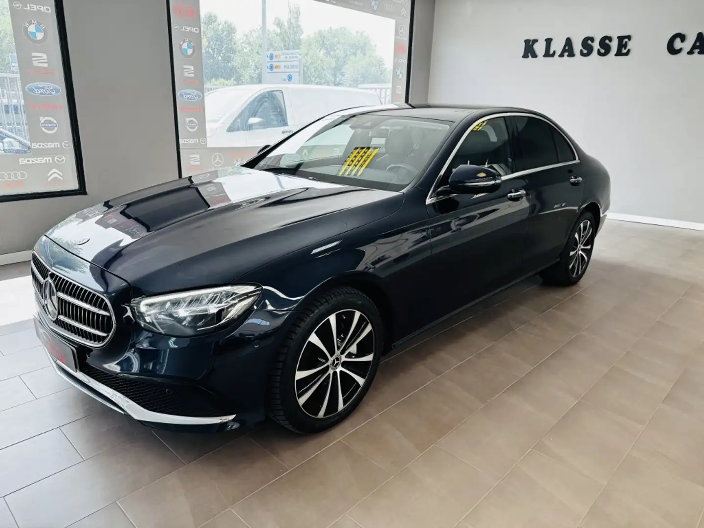 Mercedes-Benz E 300 de Azul - 2