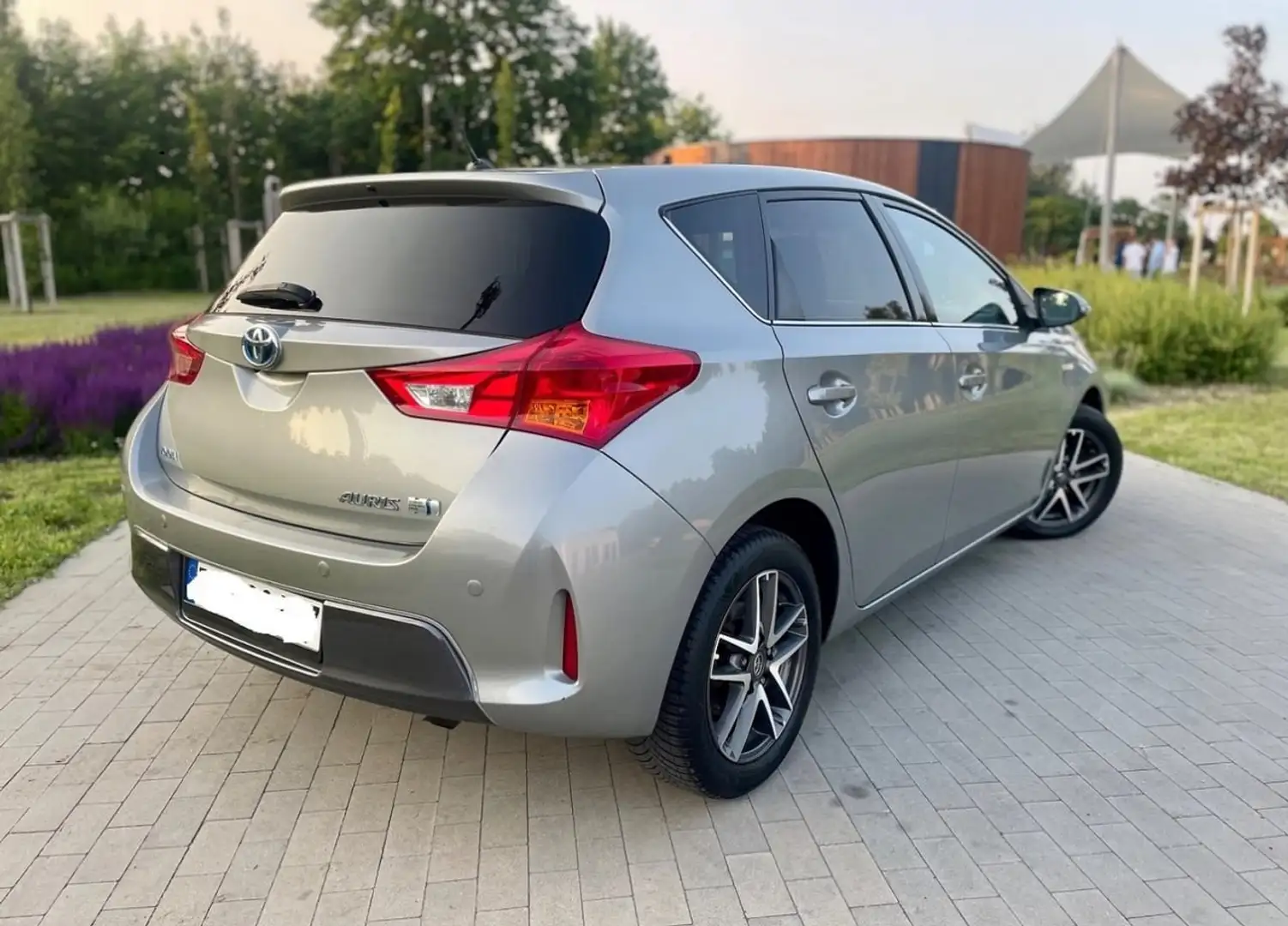Toyota Auris 1.8 Hybrid Life Grau - 2