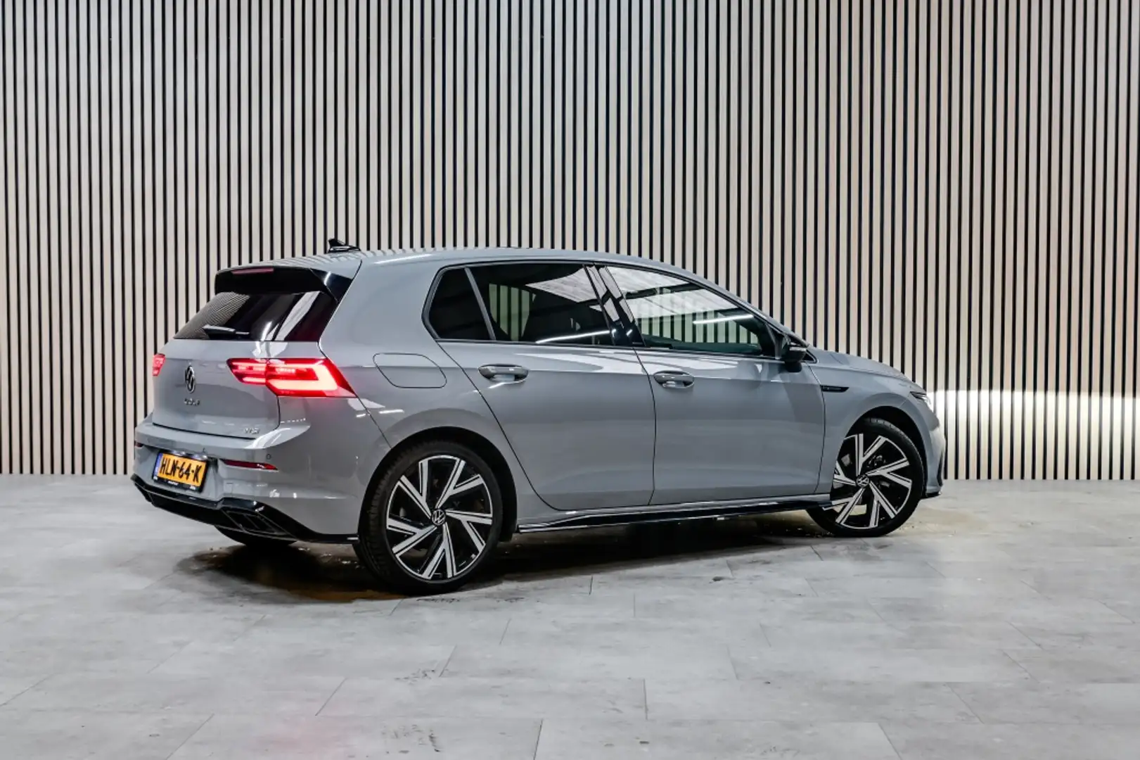 Volkswagen Golf 1.5 eTSI R-Line | PANO | STOELVERWARMING Grijs - 2