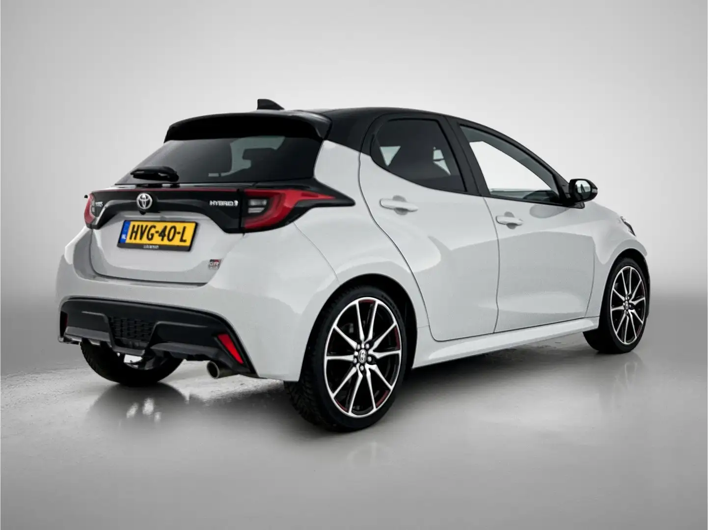 Toyota Yaris 1.5 Hybrid GR Sport Grijs - 2