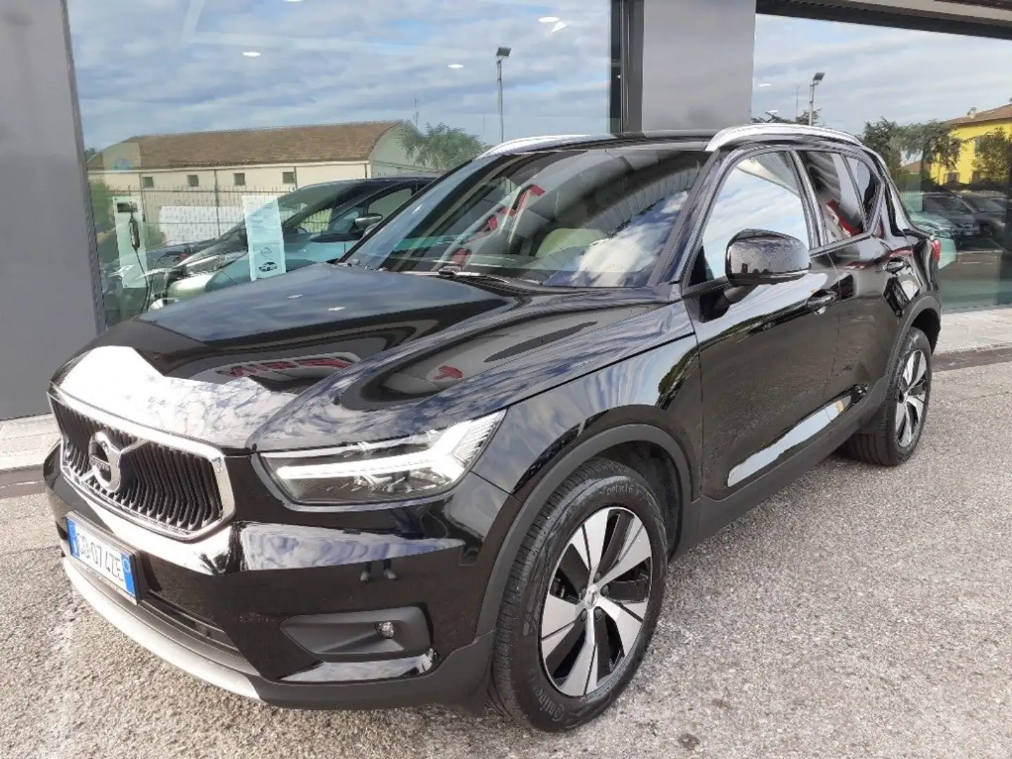 Volvo XC40 T2 Momentum Pro KM CERTIFIC-GARANZIA-1°PROP Negro - 2