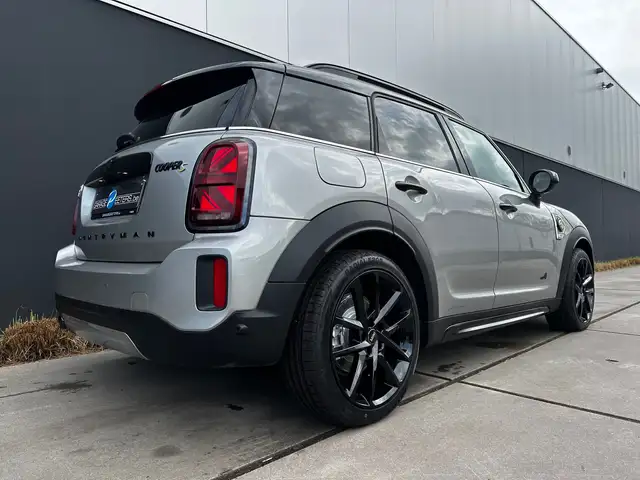 Mini Cooper Se view 3