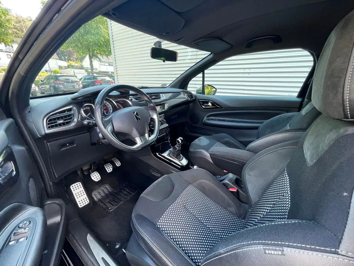 Citroen DS3 SportChic 155 THP KIMAAUTOMATIK GANZJ REIFEN Noir - 2