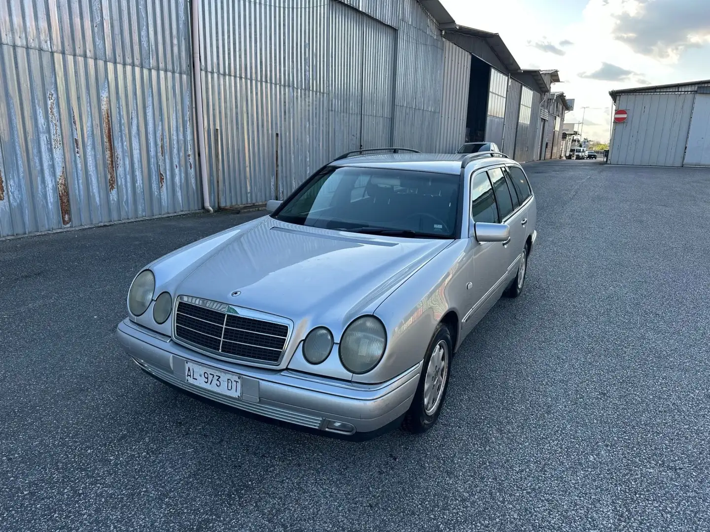 Mercedes-Benz E 200 cat SW Avantgarde solo 120 m km Šedá - 1