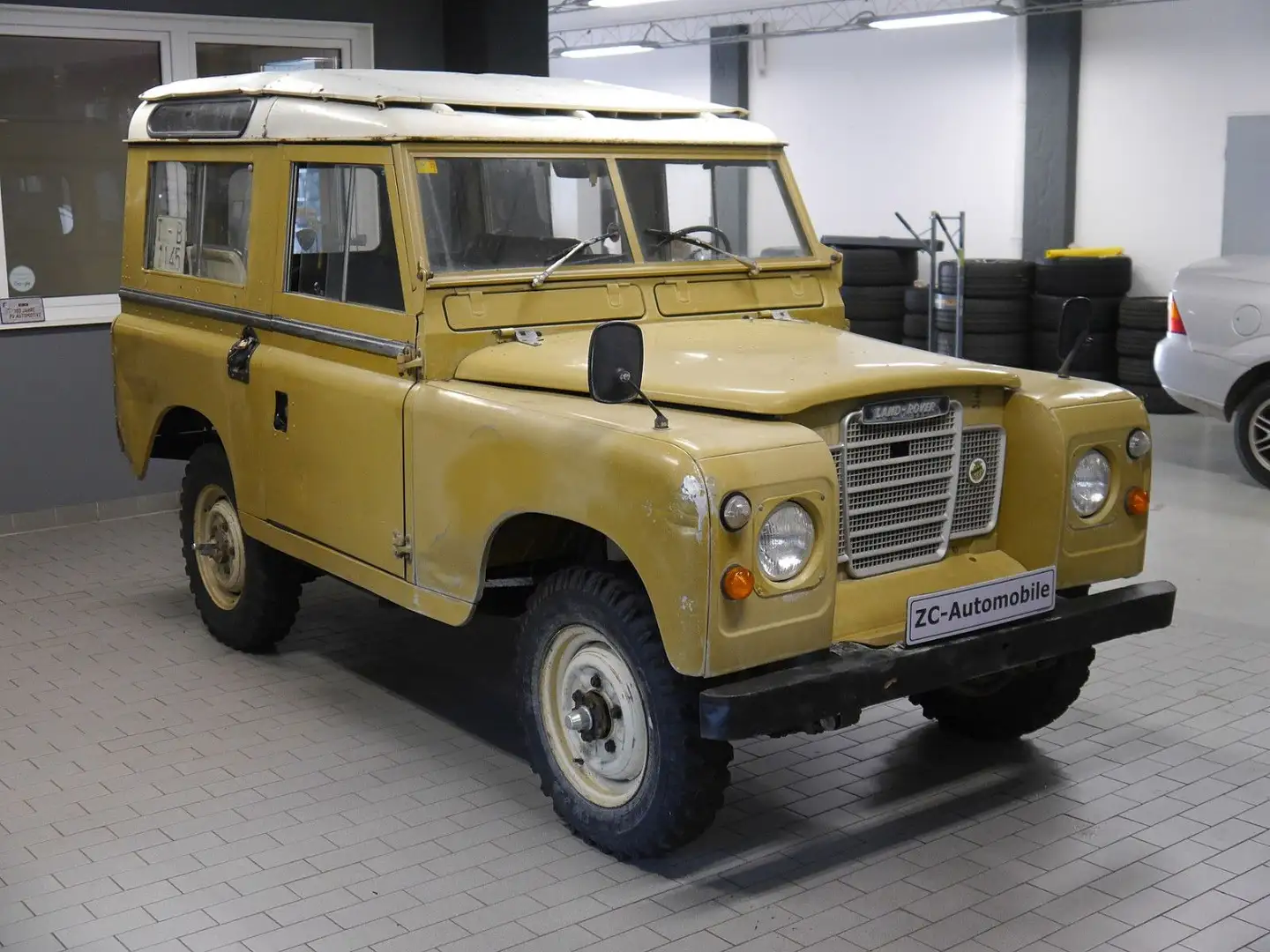Santana Santana Land Rover Defender LR88 Beige - 1