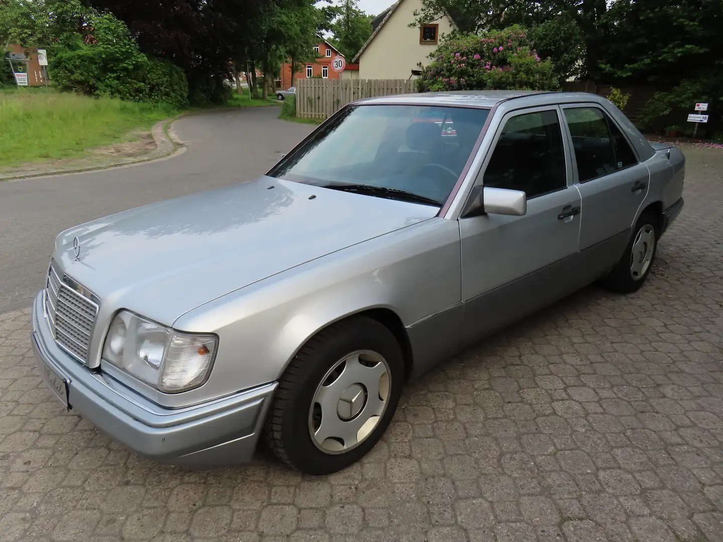 Mercedes-Benz E 200 W124 *nur 141 TKM*2.Hand*Automatik*AHK*HU 11/2026* Argent - 2