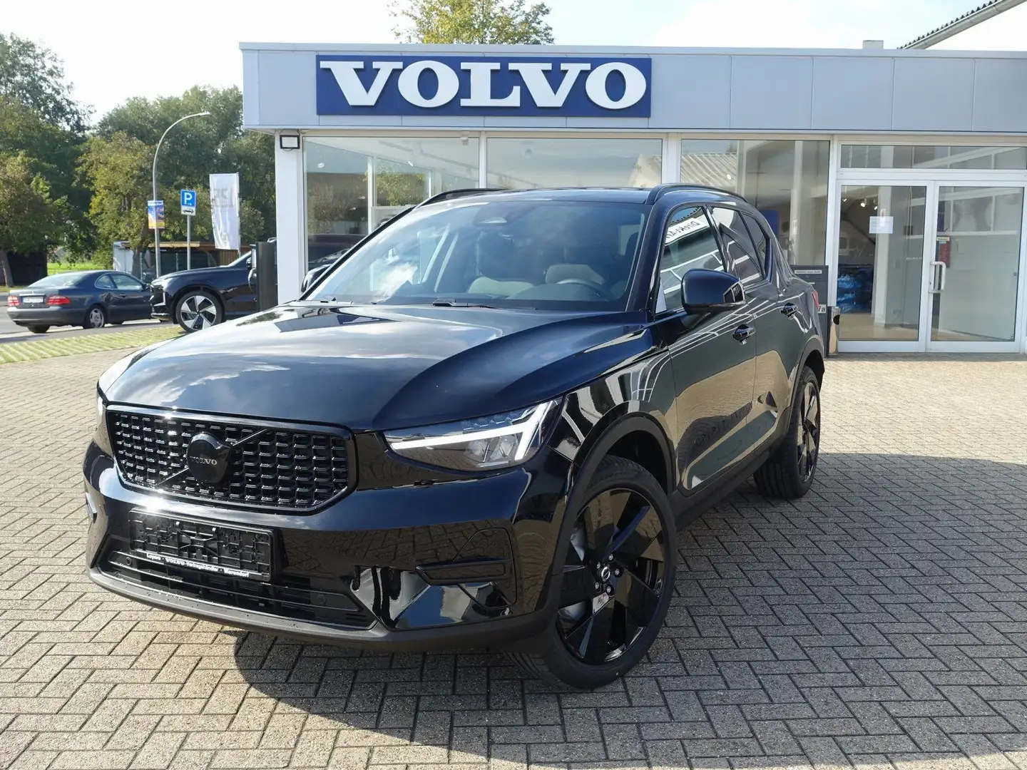 Volvo XC40 Black Edition B3 Mild-Hybrid Benzin Plus Schwarz - 1