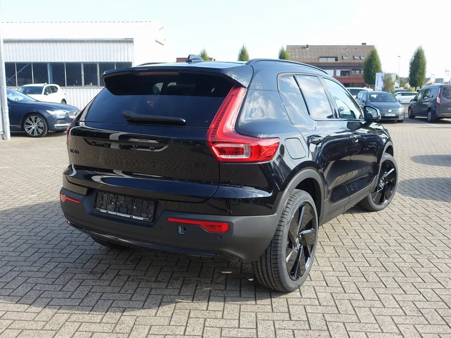 Volvo XC40 Black Edition B3 Mild-Hybrid Benzin Plus Schwarz - 2