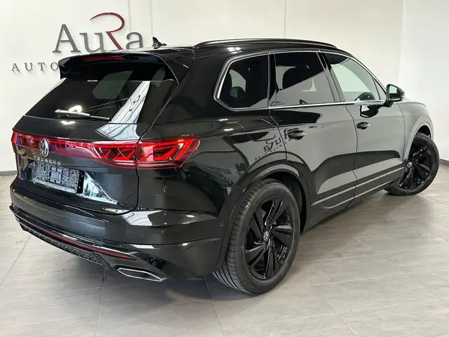 Volkswagen Touareg view 4