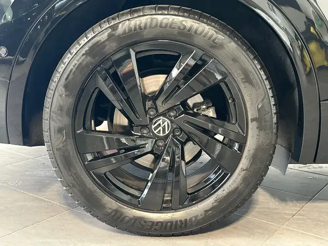 Volkswagen Touareg view 3