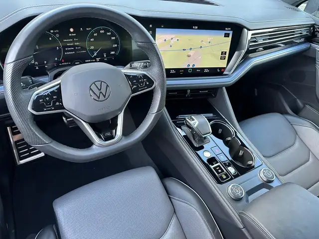 Volkswagen Touareg view 12