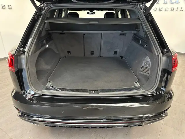 Volkswagen Touareg view 8
