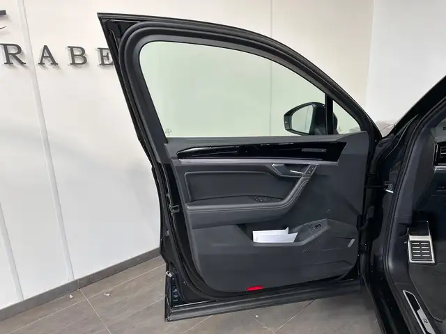 Volkswagen Touareg view 6