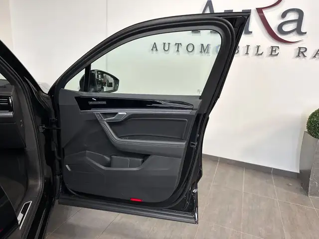 Volkswagen Touareg view 7