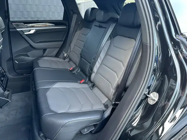 Volkswagen Touareg view 14