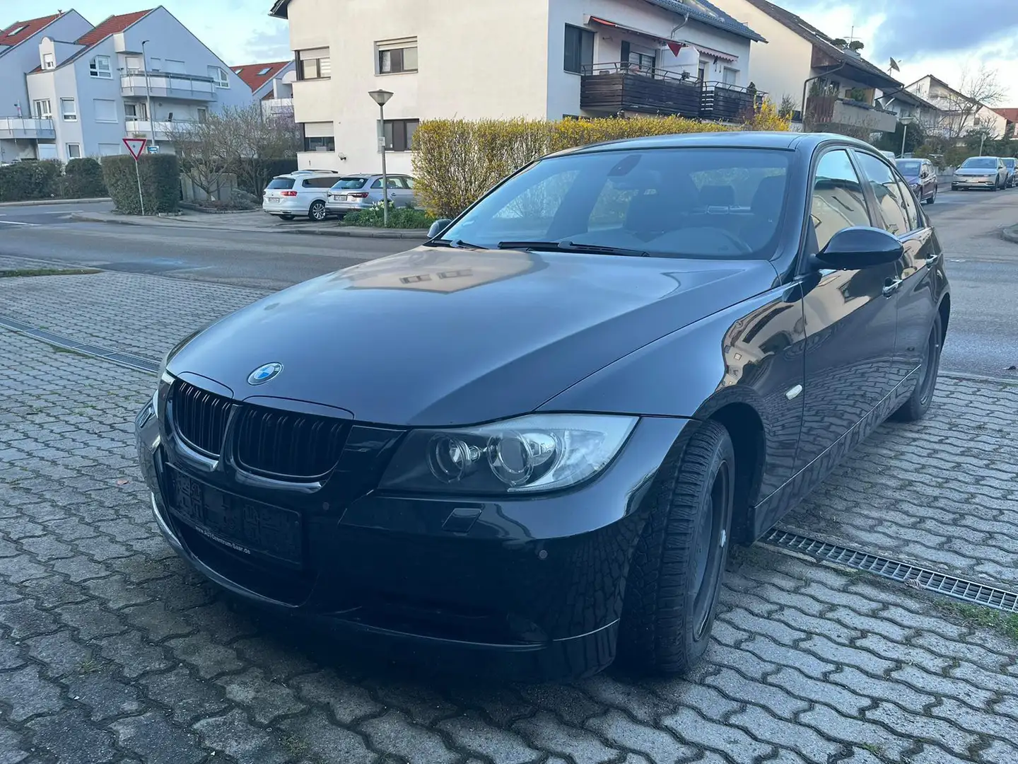 BMW 320 i E90 TÜV Neu Navi Kunstleder 170PS Noir - 1
