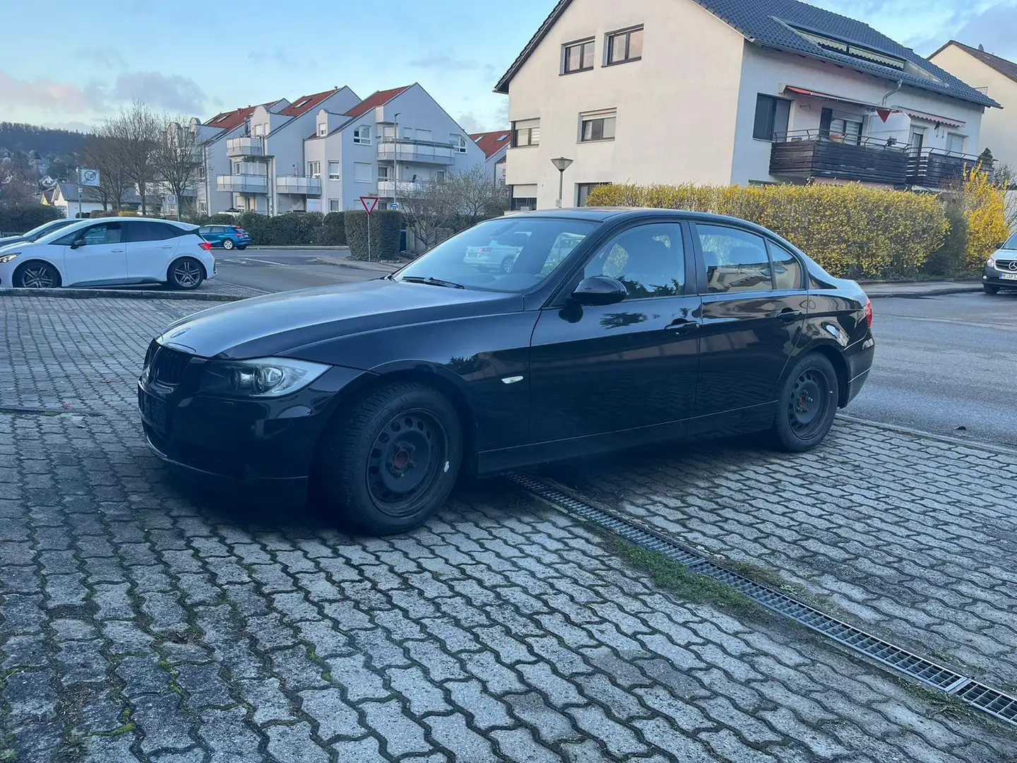 BMW 320 i E90 TÜV Neu Navi Kunstleder 170PS Negro - 2