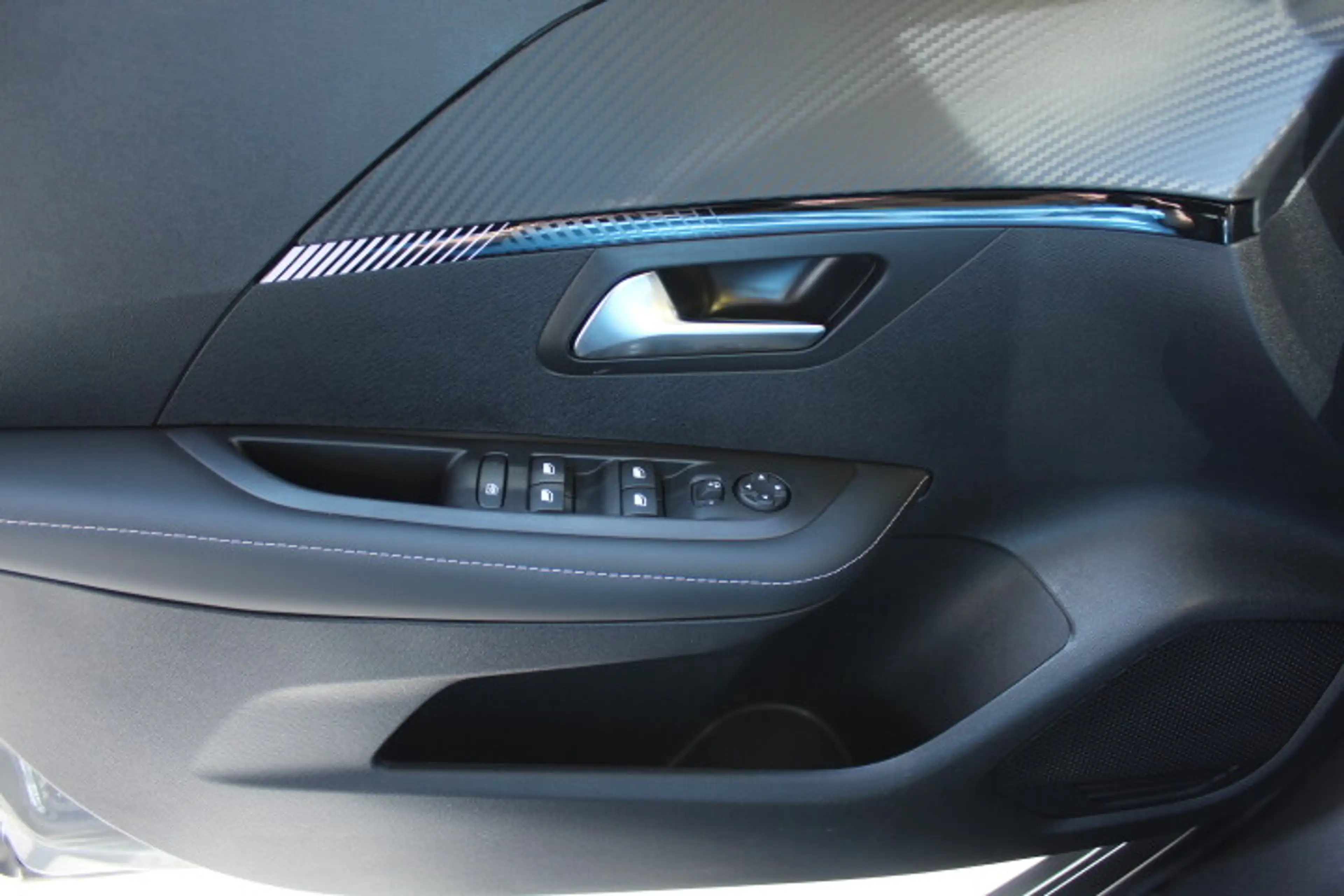 Peugeot e-208 156PS 51kWh Allure — photo 15