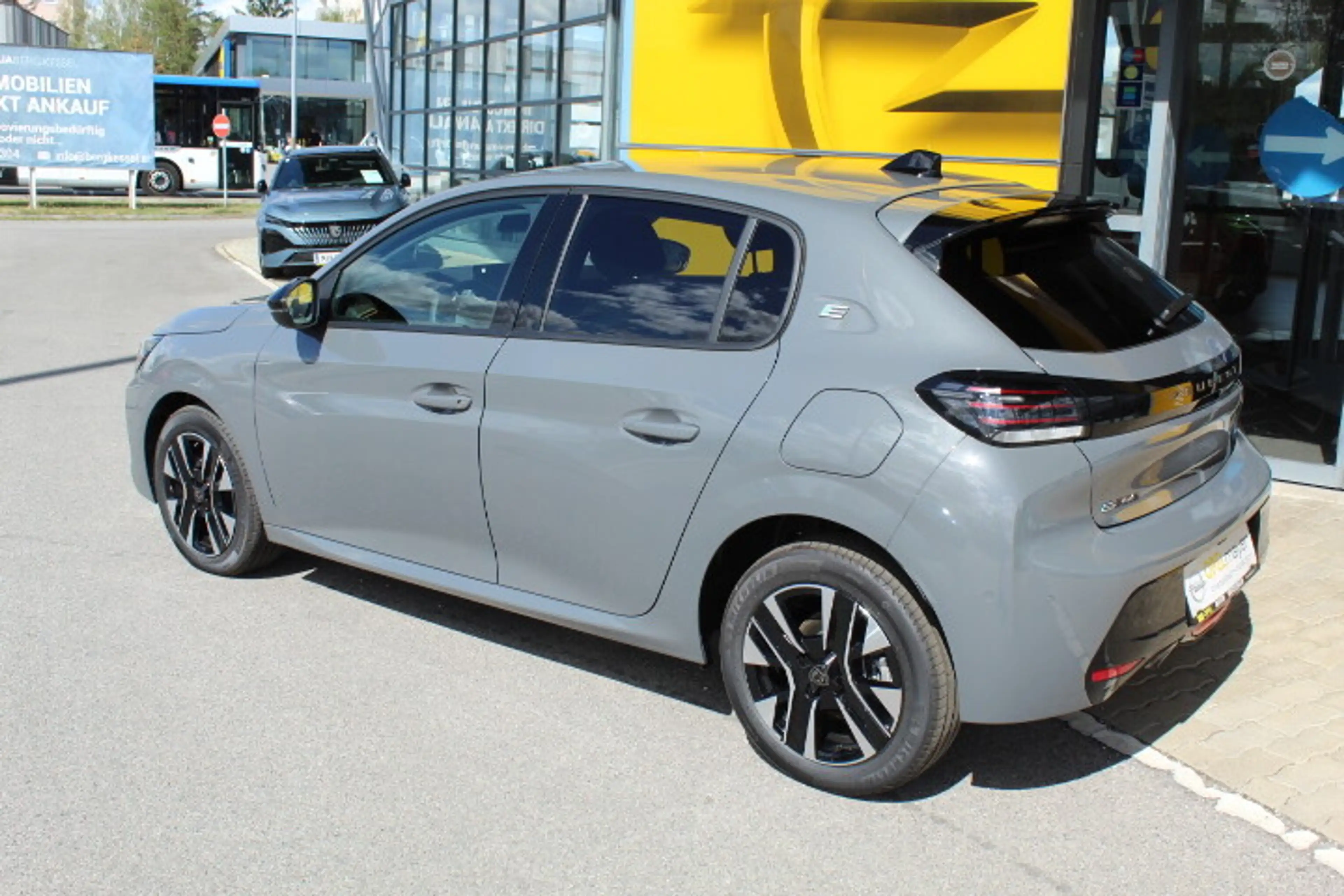 Peugeot e-208 156PS 51kWh Allure — photo 3