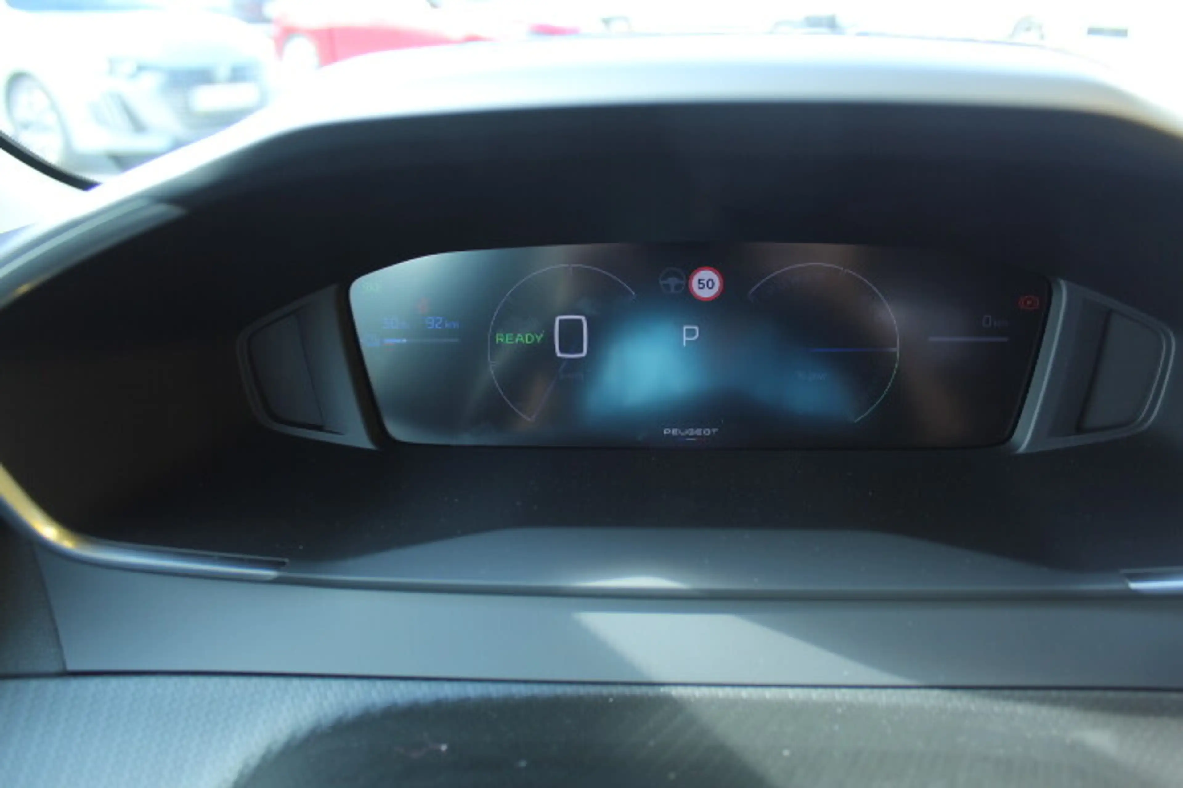 Peugeot e-208 156PS 51kWh Allure — photo 8