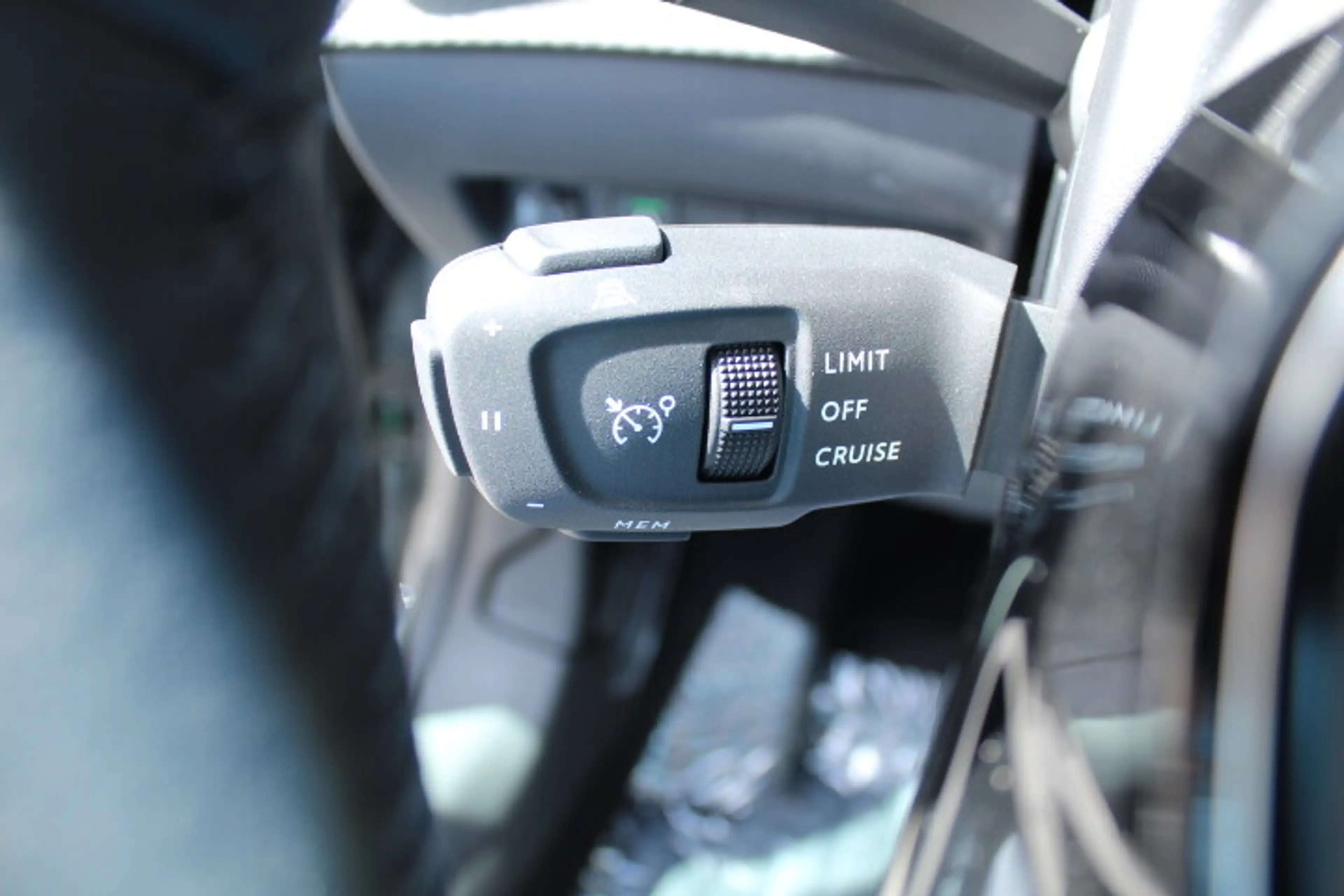 Peugeot e-208 156PS 51kWh Allure — photo 14