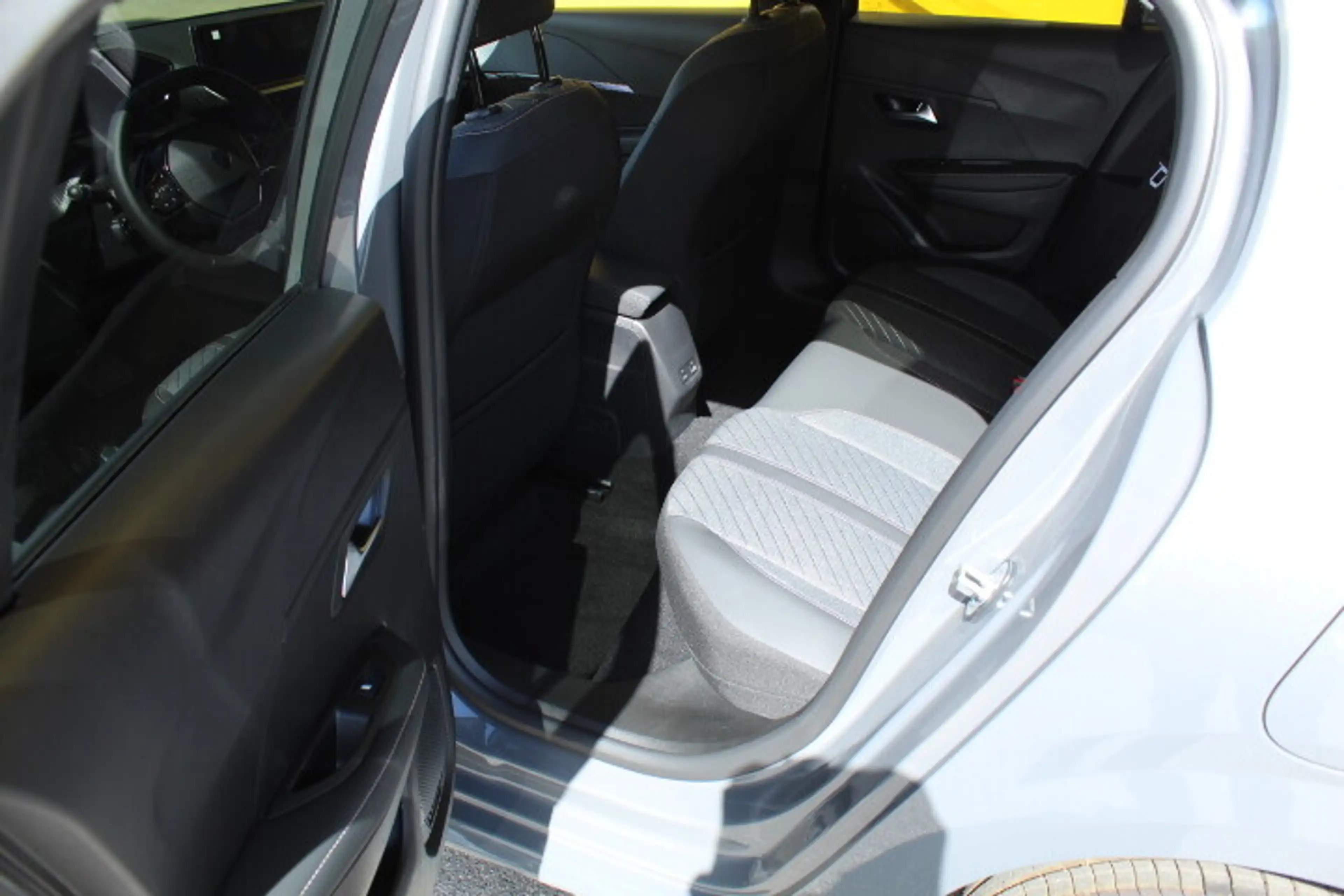 Peugeot e-208 156PS 51kWh Allure — photo 6