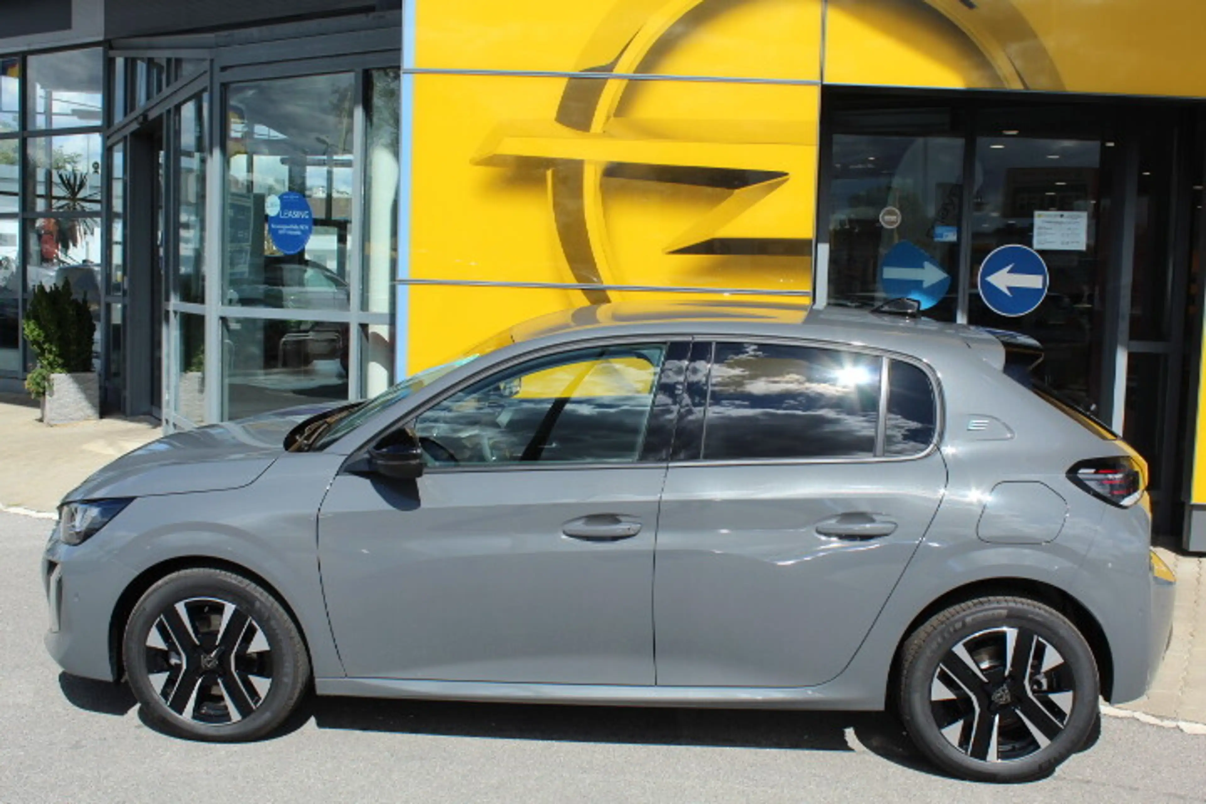 Peugeot e-208 156PS 51kWh Allure — photo 2