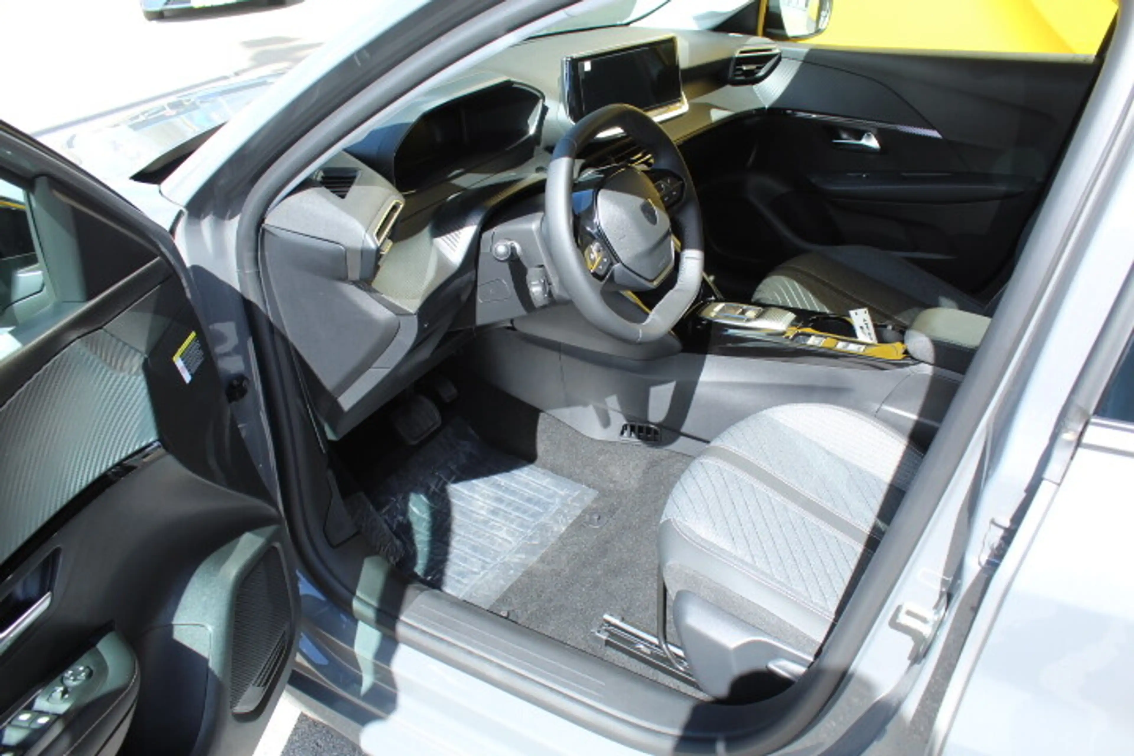 Peugeot e-208 156PS 51kWh Allure — photo 5