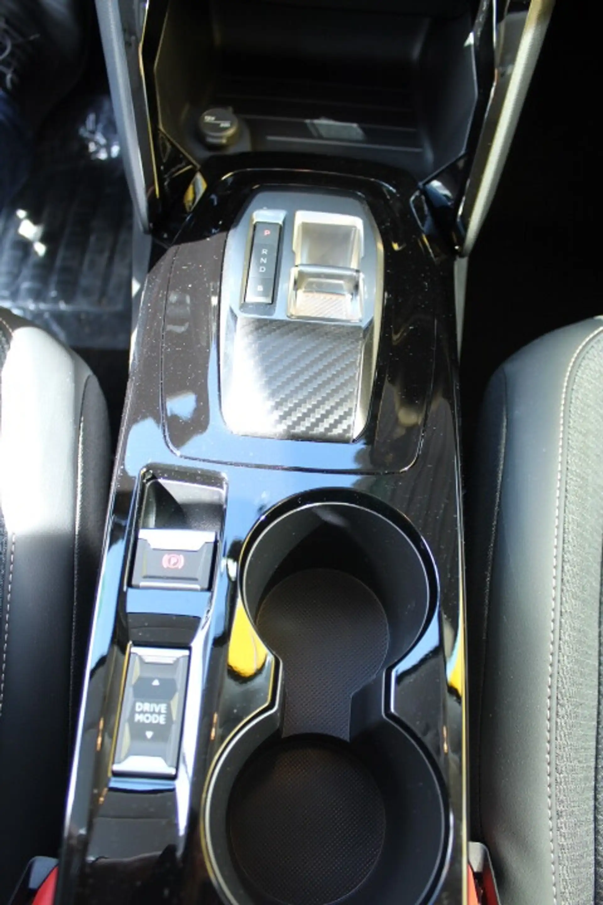 Peugeot e-208 156PS 51kWh Allure — photo 13