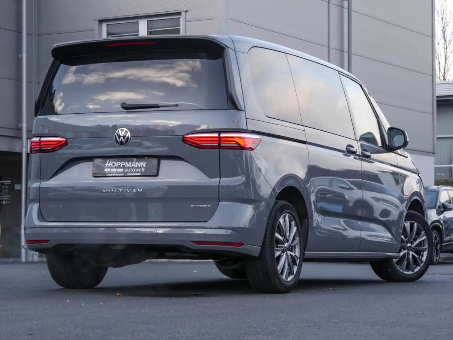 Volkswagen T7 Multivan T7 Multivan nza eHybrid Energetic IQ.Light 7-S A Silber - 2