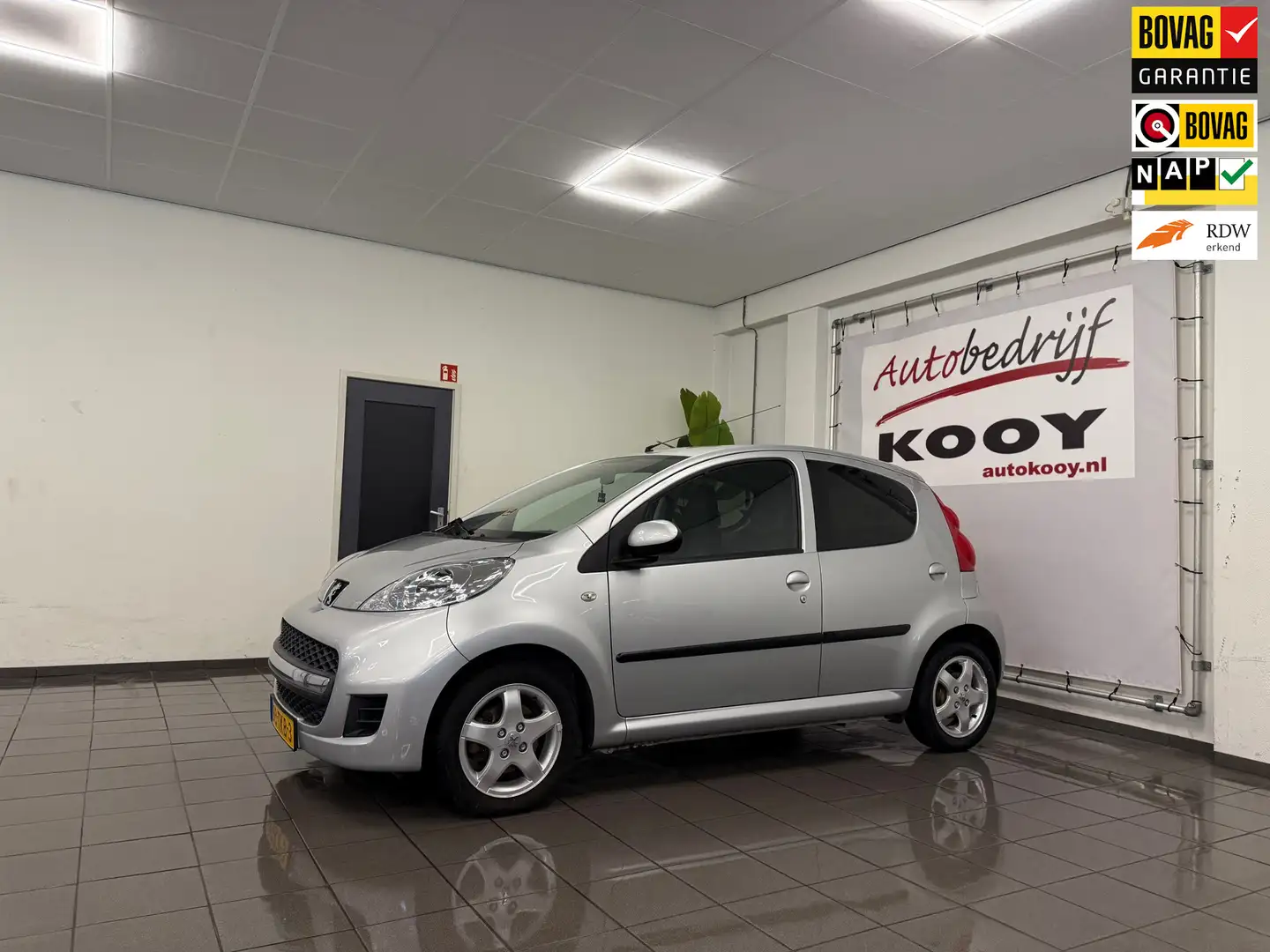 Peugeot 107 1.0-12V Black & Silver * Airco / LM Velgen / 5 Deu Grijs - 1