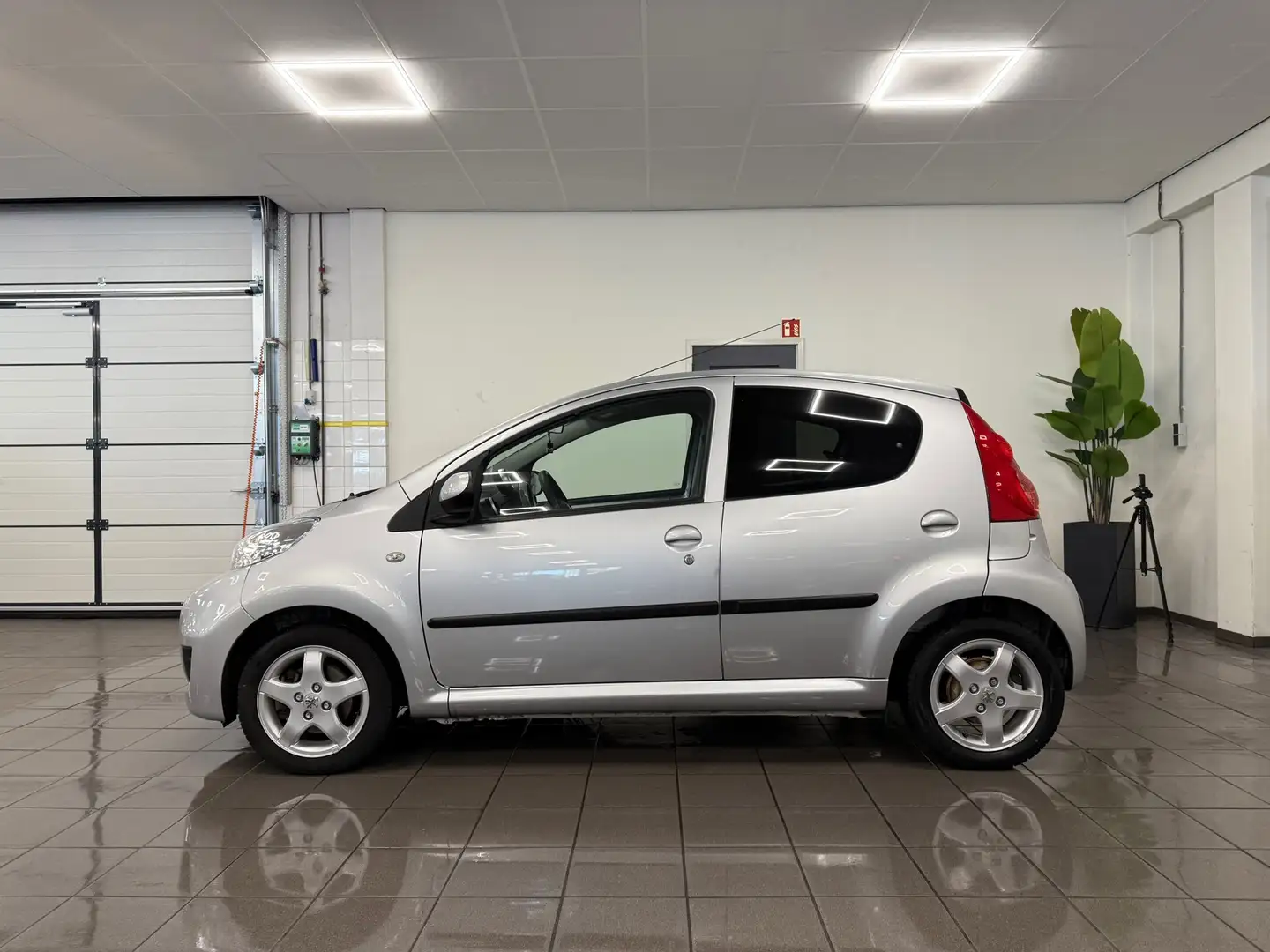 Peugeot 107 1.0-12V Black & Silver * Airco / LM Velgen / 5 Deu Grijs - 2