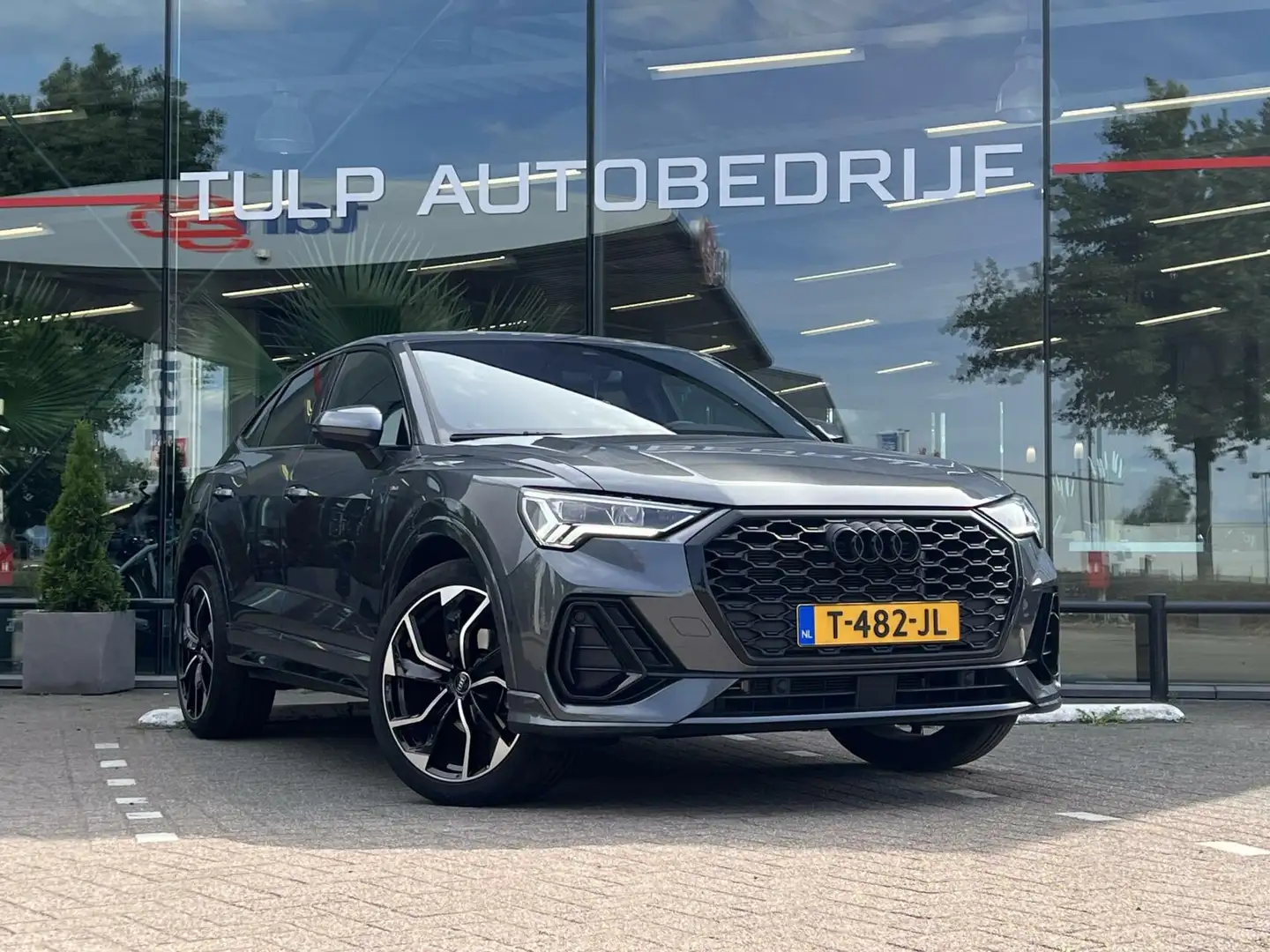 Audi Q3 35 TFSI S edition Automaat Navi 20" LMV NAP Topsta Grijs - 2